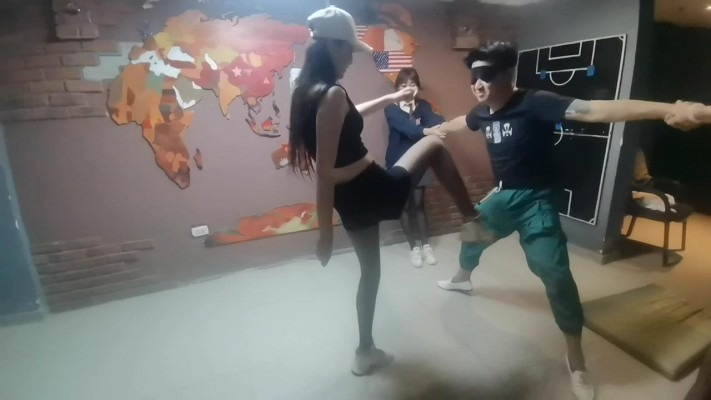 资讯|不良女学生 六人金玉破裂踢裆 [17分26秒]