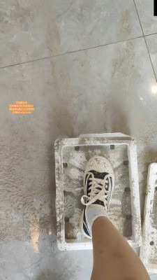 crush 《白白酱酱》双视角圣水高能，运动鞋和长靴踩水泥灰踩白床 [21分24秒]