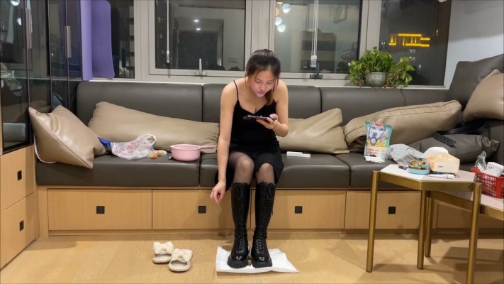 黑丝诱惑 《黑丝诱惑》沐沐女主长靴踩水果食物喂家里的狗狗吃 [48分56秒]
