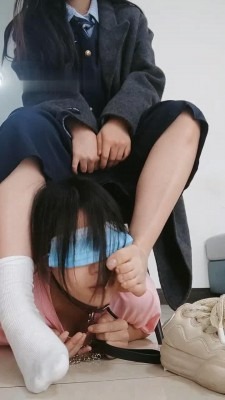 直播视频 《爱可呀》学姐舌头清洗各种鞋/脚喂食踩舌《完整版》 [30分19秒]