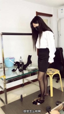 婧児小主 凌S OL黑丝靴子踩玩脚下的脸地板 全语言字幕版 舔鞋底闻臭丝袜脚 [48分56秒]
