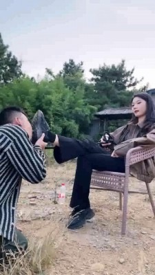 直播视频 《允薇》庄园清理女主脏泥靴底/鞭打飞踹踩踏 [23分34秒]