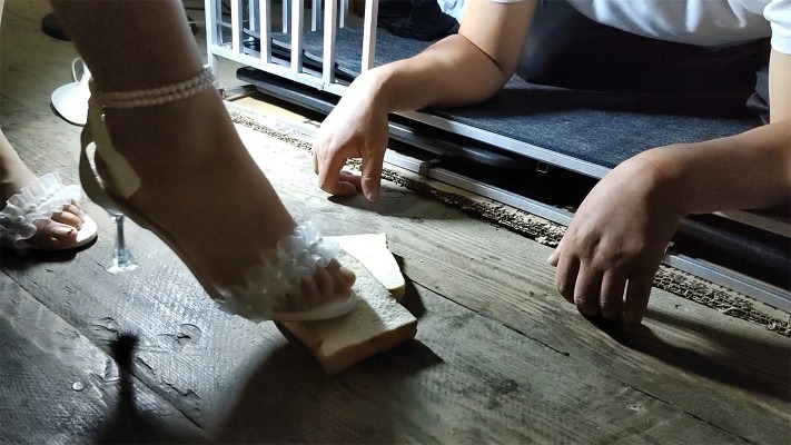 资讯|女王女主 《大美暗黑萝莉》蕾丝白色绑带高跟鞋给圈养狗喂饭 [48分56秒]