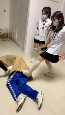 直播视频 《精神小妹》校园霸凌-处刑打小报告的同学 [46分25秒]