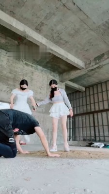 直播视频 《亦瞳》双S荒地暴打-运动鞋踢踹/吃泥土沙子/遛狗爬行 [30分19秒]