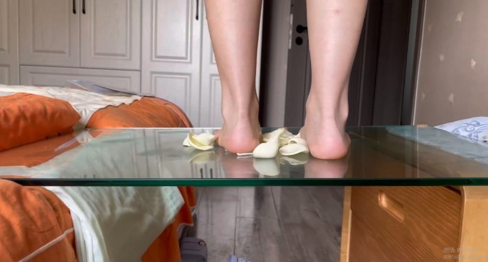 资讯|crush 《学妹Crush》莎莎裸足踩薯片 [9分43秒]