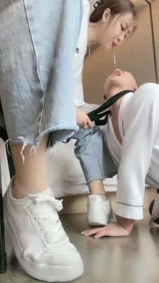 直播视频 《辣妈》小白鞋碾压-骑马踢裆/舔地上浓痰/腿绞掐脖窒息 [32分35秒]