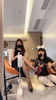 直播视频 《美美子》可爱母畜-丝袜塞嘴/黑丝脚喂雪糕/藤条抽/吃白棉袜 [48分56秒]