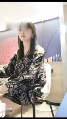 资讯|直播视频 《00小主十言》开发素人大二女学妹变成母狗狗（踩踏闻鞋舔脚吃袜子） [30分19秒]