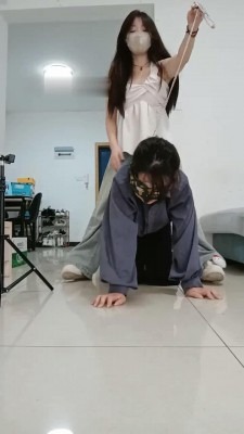 资讯|直播视频 《爱可呀》开发新女慕-胯下辱/舔鞋底/吃臭袜 [30分19秒]