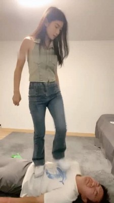 资讯|直播视频 《海绵大大》牛仔裤学生主暴力踢踹/踩踏跺/虐乳鞭打 [30分19秒]