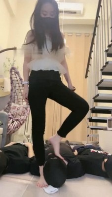 资讯|直播视频 《槿一》一主VS三奴-跪拜闻舔袜脚/踩跺狗爪/踩踏《完整版》 [30分19秒]