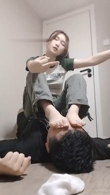 直播视频 《无所吊谓》胯下辱/运动鞋白袜全体重踩/圣水嘴洗白袜 [30分19秒]