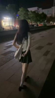 资讯|直播视频 《橙宝》母畜首次-户外踢踹-黑丝深喉插吐 [48分56秒]