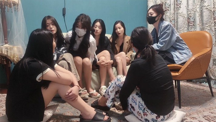莜主脚下 《血狼》5女王群调双女m踩踏踹/舔jio/转胯/间接圣水《完整版》 [30分19秒]
