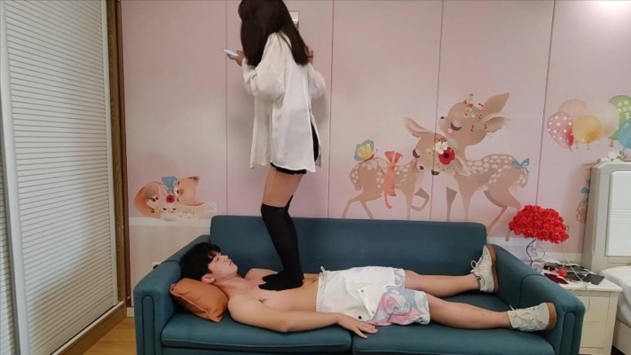 女王女主 《奶糖S》黑色小腿袜光脚强制闻臭袜子踩踏 [48分56秒]