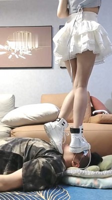 直播视频 《丫丫》高帮鞋+白棉袜+高跟全体重踩地毯 [48分56秒]