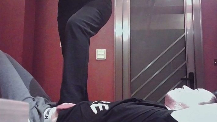 资讯|女王女主 美女技师开发踩背踩胸 [48分56秒]