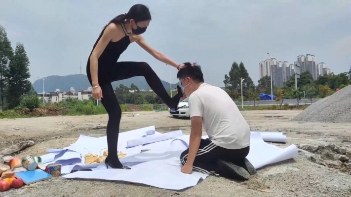 鱼爹归宿 广州小鱼女神户外黑丝高跟踩食物贱狗跪吃，用奴的衣服给主人擦鞋 [48分56秒]