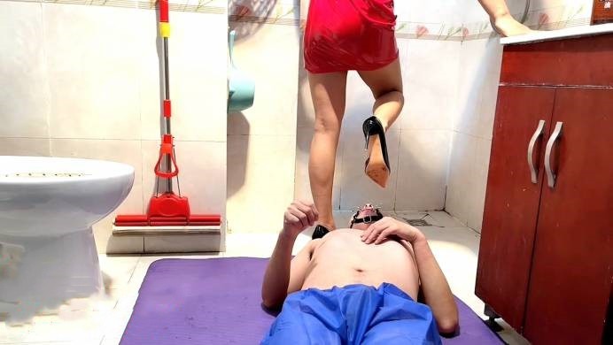 资讯|女王女主 北京红焱S-超重口全体重站奴身上圣水直饮到呕吐 [27分41秒]