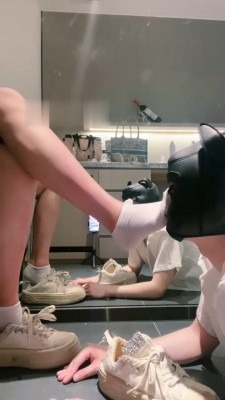 直播视频 《琪琪大人》爬山后超臭棉袜熏晕废物狗 [17分26秒]