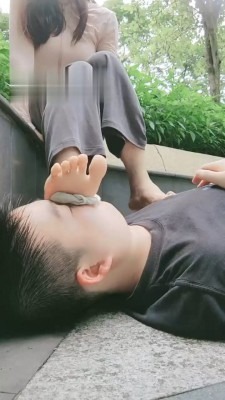直播视频 《妮蔻》户外虐-舔小白鞋/闻白船袜/咀嚼袜子/插嘴 [17分26秒]