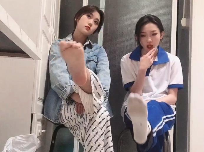 校园女流氓 双校园女流氓第一视角POV强制闻臭鞋舔脚蹂躏 [9分46秒]