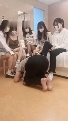 直播视频 《金桔小主》5S群调群踩/遛狗骑马/虐乳钻胯/深喉/强迫升水 [48分56秒]