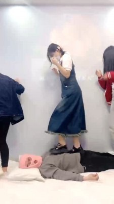 资讯|直播视频 《精神小妹》被一群学生小妹暴踩 [48分56秒]