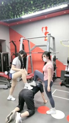 资讯|直播视频 《礼礼大人》推荐-双S-健身房物化-跳踩/强制舔原味/转胯《三视角版》 [48分56秒]