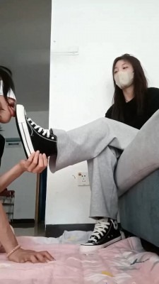 资讯|直播视频 《小可可》开发可爱母畜-舔帆布鞋/头顶棉袜/闻原味/胯下辱 [30分19秒]