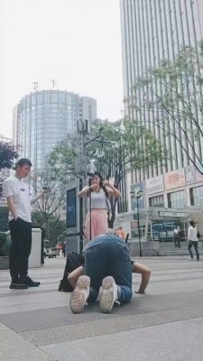 直播视频 《全能来福M》给路人美女跪拜会是什么反应 [35分40秒]
