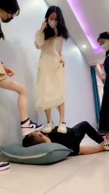 直播视频 《精神小妹》3S学生主暴力跳踩场/重度跺/踩头 [48分56秒]