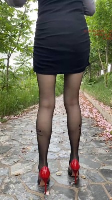 资讯|crush 《宝儿工作室》宝儿御姐风黑丝+红黑渐变高跟鞋踩花甲 [10分28秒]