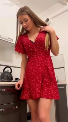 资讯|crush 诱惑金发美女裙子高跟碾踩金鱼 [8分14秒]