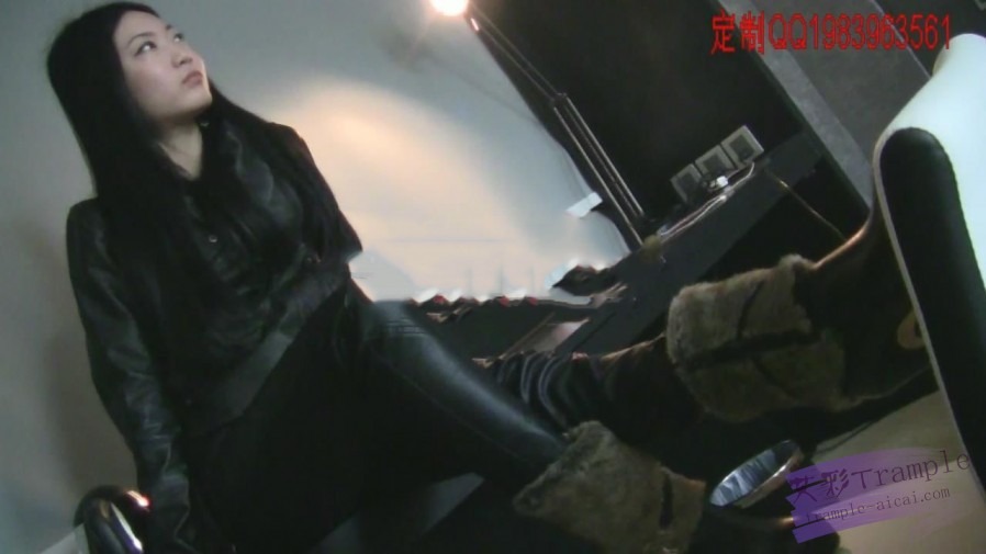 女王女主 国产女女！皮装踩姐的高贵！钻跨；高跟踹胸！ [35分22秒]