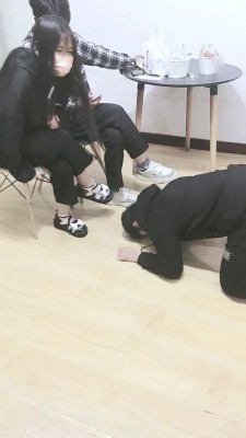 直播视频 《粥粥大人》学生情侣主-下跪舔鞋闻袜跪爬 [30分19秒]