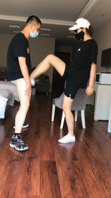女王女主 《泽泽女主》白色匡威17分钟连续踢裆 [12分18秒]