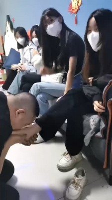 直播视频 《精神小妹》4素人学生S-轮流原味脚深喉/踩踏/气味羞辱 [48分56秒]