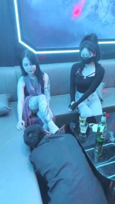 直播视频 《桃幼幼》双S-KTV-强制喂圣水/踩踏喂食/骑马爬行/脏鞋踩狗脸 [48分56秒]