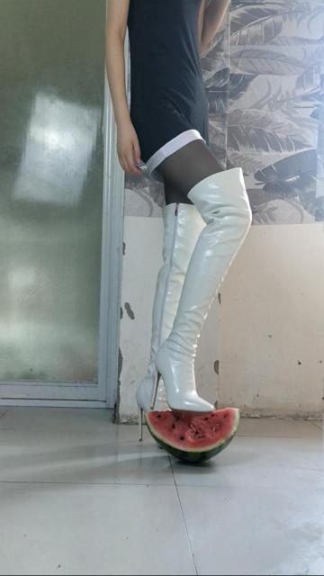 资讯|crush 雅伟S：高跟白靴踩踏西瓜，黑丝性感，西瓜被踩烂。 [11分36秒]