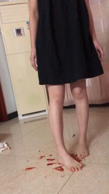 资讯|crush C1666 &#8211; 裸足和白袜踩许多小金鱼 [8分14秒]