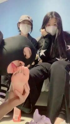 直播视频 《精神小妹》6S素人学生主-原味白袜裸足气味羞辱/狂舔 [30分19秒]