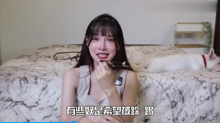 女王女主 抖M男自述：花钱请人踩蛋蛋，喜欢当狗的感觉。 [9分46秒]