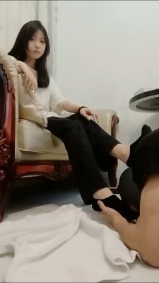 直播视频 《思思》超可爱学生主-小白鞋黑短袜辱狗/踩喂食《双视角版》 [30分19秒]