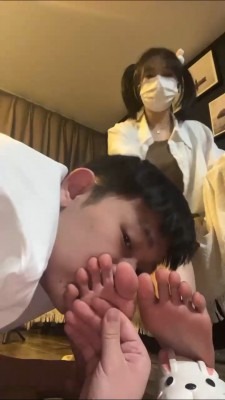 直播视频 《强抚》萝莉主VS奶狗裸足狂舔/酸奶脚舔 [30分19秒]