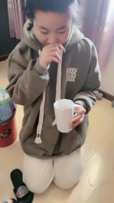 直播视频 《貂蝉S》诱导闺蜜喝晨尿 [35分22秒]