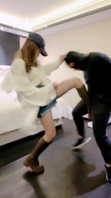 直播视频 《Uuu》皮靴暴力踢裆/全体重跳踩地毯 [48分56秒]