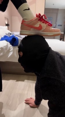 资讯|直播视频 《伊莉》情侣主-玩弄绿帽追求者/喝烟头圣水/口水/骑马 [1小时22分]