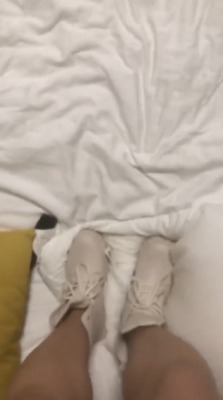 资讯|crush 《白白酱酱》解压极品，白色马丁靴和小白鞋踩踏酒店白床（结尾高能） [21分24秒]